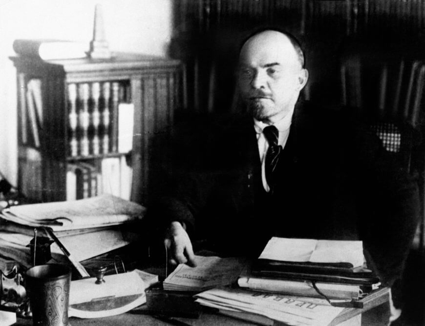 Vladimir Lenin foi o lÃ­der da RevoluÃ§Ã£o de Outubro de 1917 e governou o paÃ­s atÃ© a sua morte, em 1924.