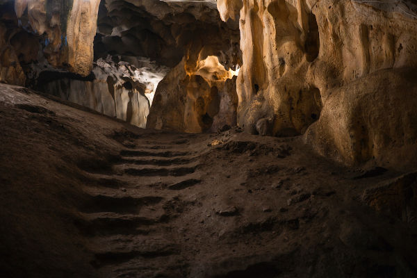 No PaleolÃ­tico, uma parte dos hominÃ­deos habitava o interior de cavernas.[1]