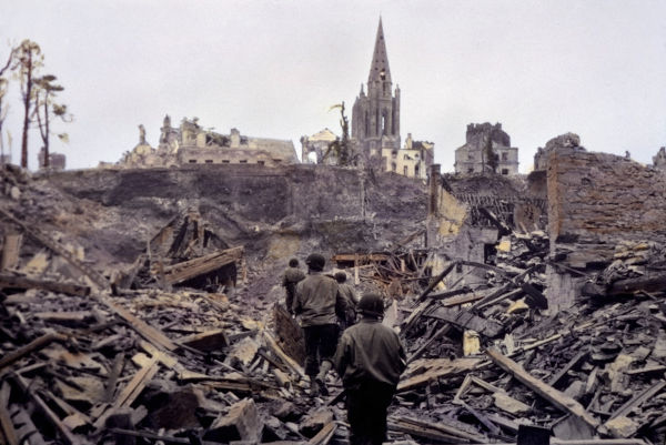 Cidade devastada durante a Segunda Guerra Mundial, um marco da Idade Contemporânea.