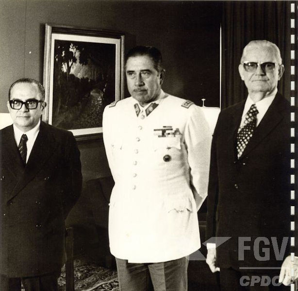 Augusto Pinochet (de branco) foi ditador do Chile de 1973 a 1990.[1]