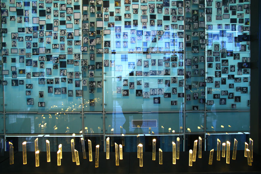 Memorial para os mortos e desaparecidos vÃ­timas da Ditadura Chilena.[3]