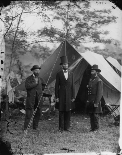 Abraham Lincoln em um acampamento militar durante a Guerra Civil Americana.