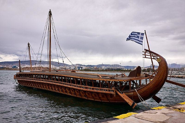 Os atenienses usaram as trirremes para atacar seus inimigos por vias marÃ­timas.