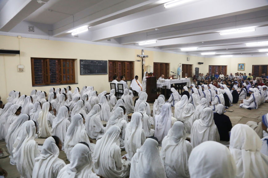 MissionÃ¡rias da Caridade reunidas em local fechado.