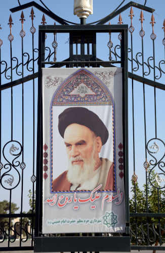  Imagem de AiatolÃ¡ Khomeini em banner estendido em portÃ£o