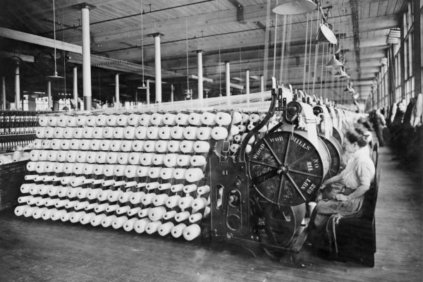 A indústria têxtil foi a primeira área a ser impactada pelo desenvolvimento tecnológico que marcou a Revolução Industrial.