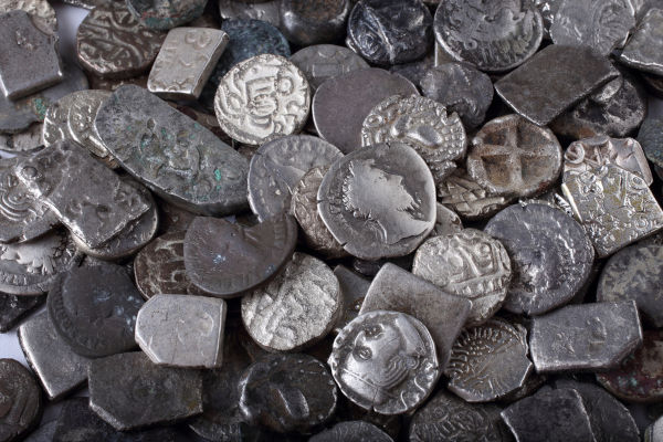 Várias moedas antigas.
