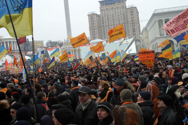 Pessoas protestando nas ruas de Kiev, na Ucrânia, em 2004.