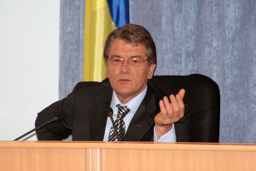 Viktor Yushchenko dando entrevista.
