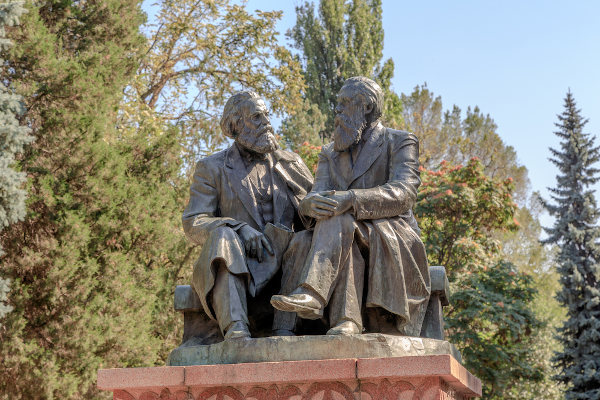 Estátua de Marx e Engels