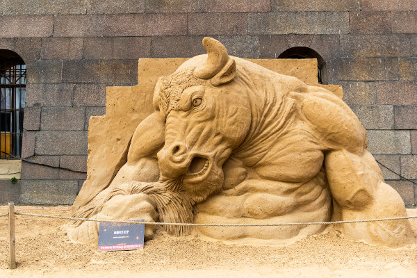 Escultura de areia representando o Minotauro em exposição na Carcóvia, na Ucrânia.
