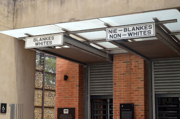 A entrada do Museu do Apartheid, na África do Sul, relembra como era a segregação racial existente durante o regime. [1]