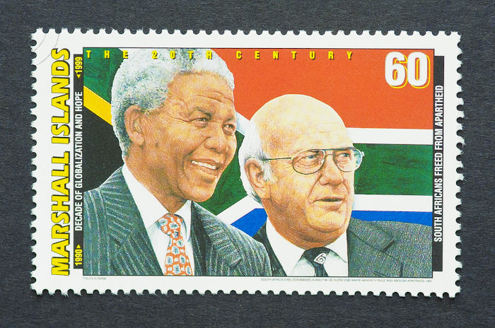Selo, impresso nas Ilhas Marshall, com os rostos de Nelson Mandela e Frederick Willem De Klerk estampados.