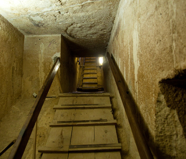 Escada para fora do tÃºmulo no centro de uma pirÃ¢mide em GizÃ©, perto do Cairo, no Egito.