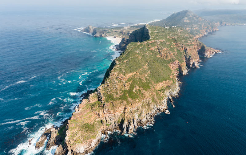 A famosa vista aÃ©rea da Ponta do Cabo (Ãfrica do Sul) com o Cabo da Boa EsperanÃ§a (antigo Cabo das Tormentas) ao fundo.