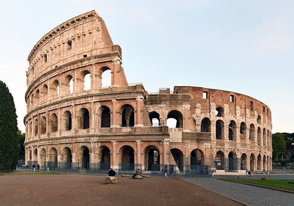 Vista do Coliseu de Roma (Anfiteatro Flaviano), o maior anfiteatro já construído.