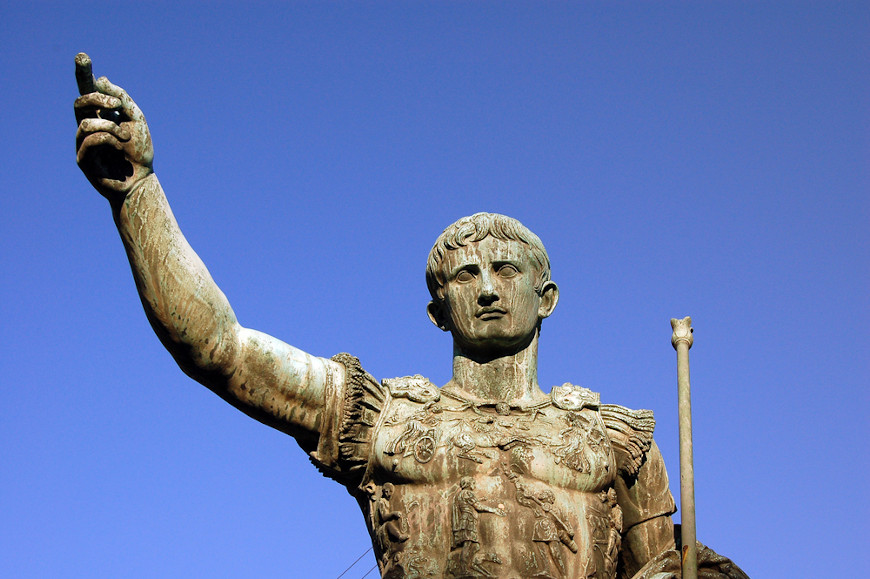 EstÃ¡tua de JÃºlio CÃ©sar em Roma, ItÃ¡lia.