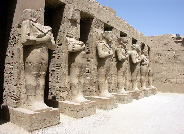 Estátuas do faraó no Templo de Karnak, no Egito.