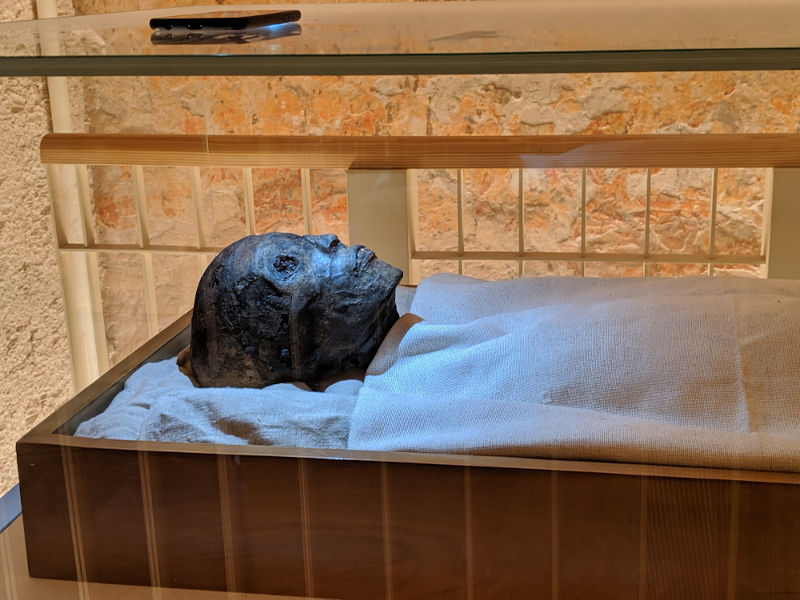MÃºmia de TutancÃ¢mon em seu tÃºmulo, localizado no Vale dos Reis, Luxor, Egito.[2]