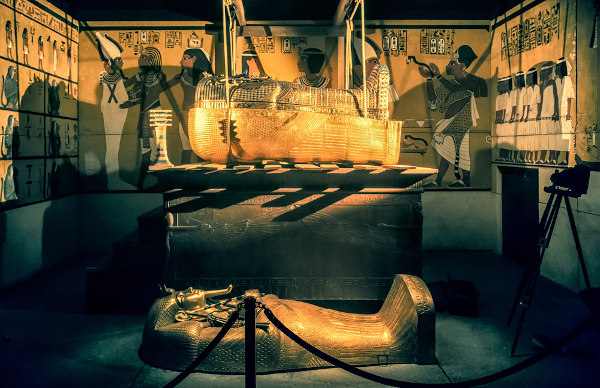 Túmulo e sarcófago do rei Tut (referência coloquial a faraó) na exposição de Tutancâmon em 2014, na Eslováquia.[1]