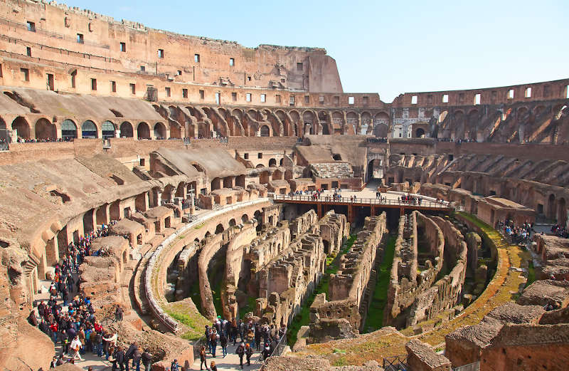 Turistas visitando a parte interna do Coliseu de Roma. [2]