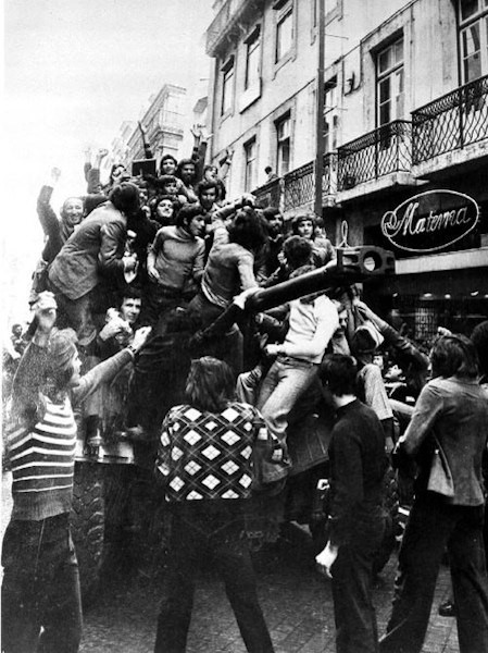 Manifestantes comemorando o fim da ditadura salazarista, em 25 de abril de 1974, na RevoluÃ§Ã£o dos Cravos.
