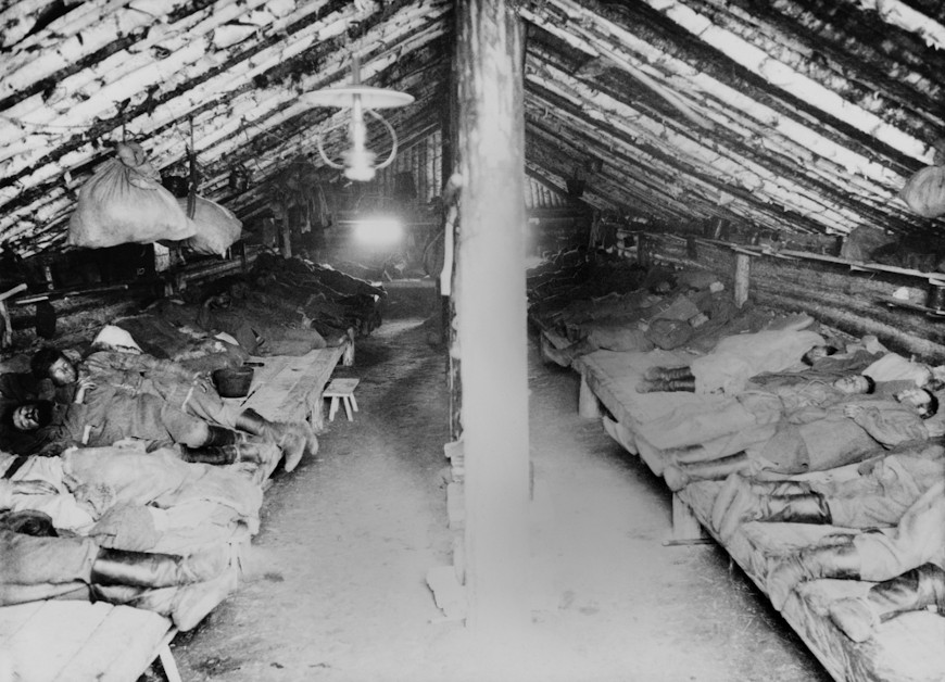 DormitÃ³rios de condenados russos em um gulag (que, nessa Ã©poca, chamava-se kengir) da SibÃ©ria. Foto de 1895.