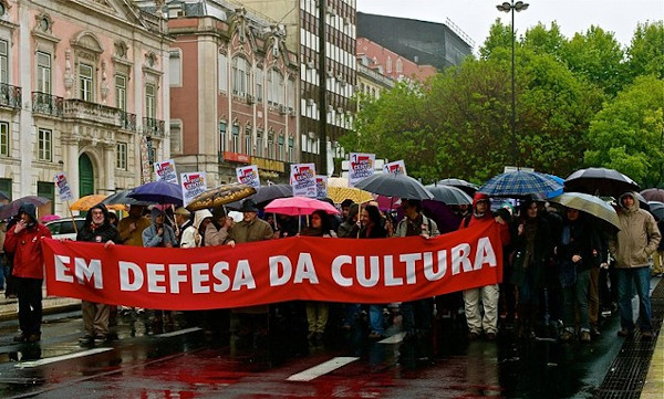 Manifestantes com faixa â€œem defesa da culturaâ€, em Portugal, no dia 25 de abril, relembrando a RevoluÃ§Ã£o dos Cravos.