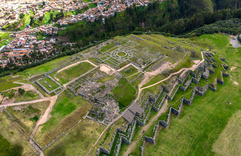 Vista aÃ©rea superior das ruÃ­nas incas de Sacsayhuaman, nos arredores de Cusco, Peru.