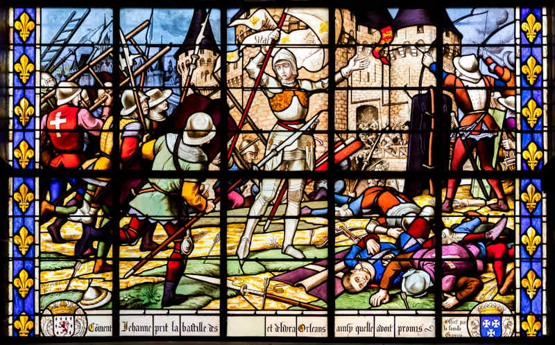 Vitral representando Joana d'Arc apÃ³s o cerco de OrlÃ©ans. Ela foi uma das grandes figuras da Guerra dos Cem Anos.[1]