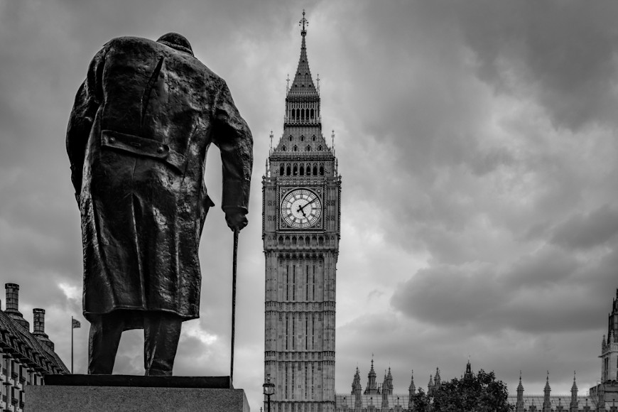 EstÃ¡tua de Winston Churchill na PraÃ§a do Parlamento e junto ao Big Ben, em Londres, inaugurada em 21 de junho de 1955.