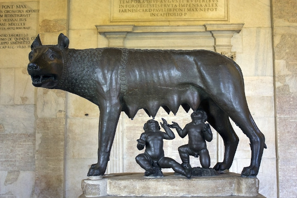 Estátua mostrando a loba Capitolina, que teria amamentado os irmãos Rômulo e Remo, os quais, segundo a lenda, fundaram Roma. [1]
