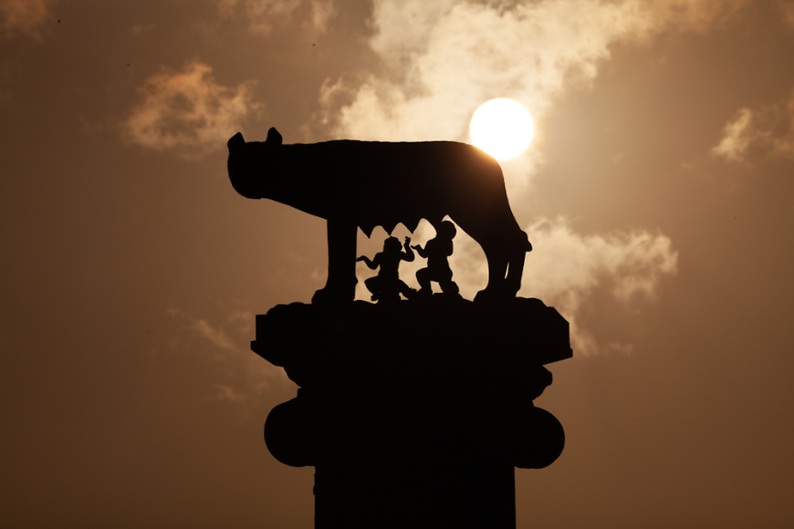 EstÃ¡tua da loba com RÃ´mulo e Remo em pedestal em Roma.