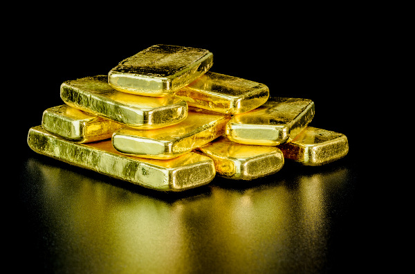 Barras de ouro sobre uma mesa, o metal que possibilitou ao Reino de Gana um grande desenvolvimento comercial.