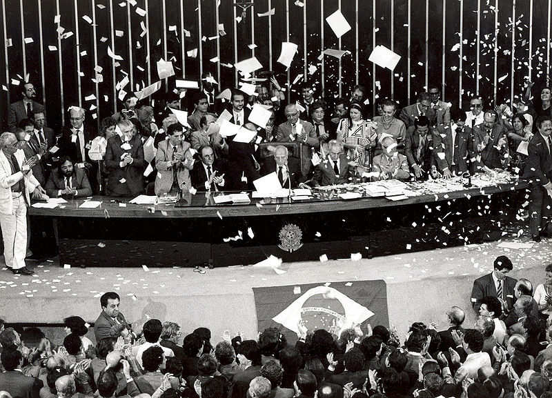 Parlamentares na CÃ¢mara dos Deputados do Congresso Nacional, em BrasÃ­lia, comemorando a promulgaÃ§Ã£o da ConstituiÃ§Ã£o de 1988.