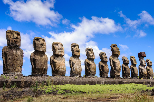 Esculturas de pedra semelhantes à figura humana construídas pelos Rapa Nui na Ilha de Páscoa.