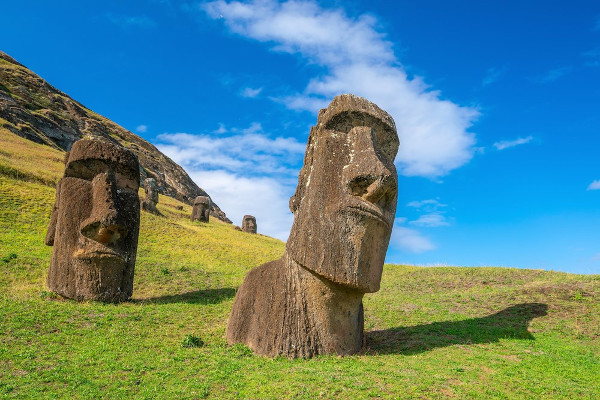 Moais em forma de cabeças gigantes feitas de pedra vulcânicas.