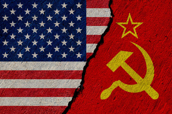 Bandeiras dos Estados Unidos e União Soviética com uma rachadura entre elas simbolizando a rivalidade da Guerra Fria.