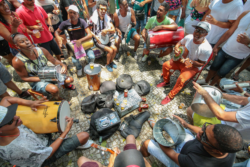 Roda com vÃ¡rios homens tocando instrumentos tradicionais do samba.