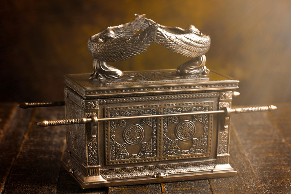 Ilustração 3D da arca da aliança com formato de uma caixa de ouro; em cima da tampa, dois querubins ajoelhados.