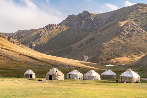 Aldeia de um povo nômade no Quirguistão evidenciando como o nomadismo é uma forma de vida que ainda existe na atualidade.