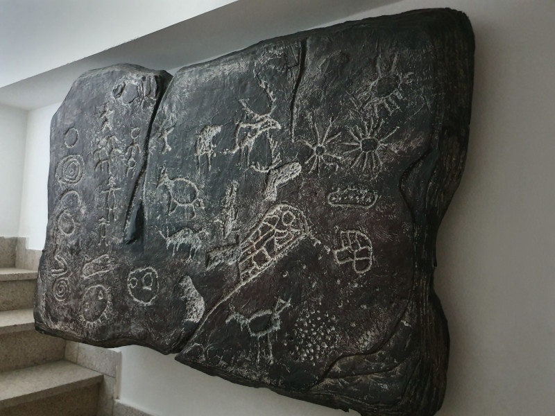Exemplo de gravura, um tipo de arte rupestre, no Centro de InterpretaÃ§Ã£o de Arte Rupestre do Vale do Tejo.