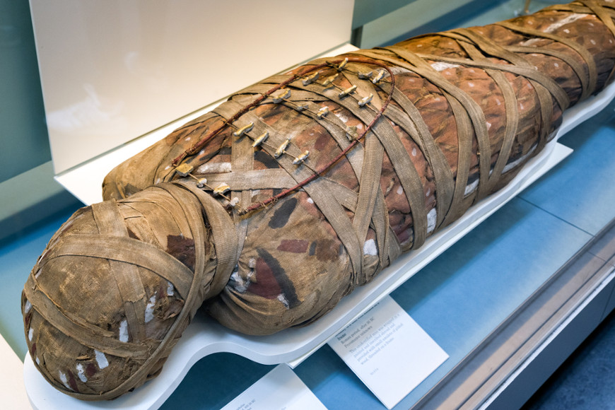 MÃºmia do Egito Antigo em exposiÃ§Ã£o no Museu BritÃ¢nico, em Londres, exemplo de resultado do processo de mumificaÃ§Ã£o.