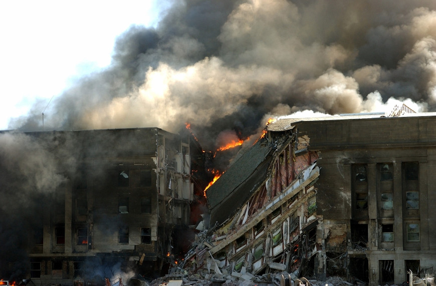 PrÃ©dio do PentÃ¡gono em chamas. Osama bin Laden e a Al-Qaeda assumiram a autoria dos atentados de 11 de setembro de 2001.