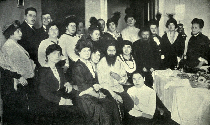 Grigori Rasputin entre mulheres admiradoras e alguns seguidores da corte, em 1914.