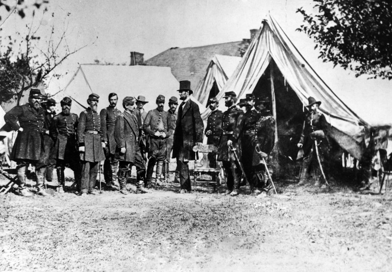 Abraham Lincoln e alguns oficiais em Antietam, em outubro de 1862.