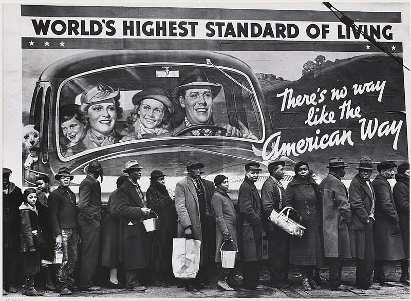 PopulaÃ§Ã£o de Louisville em fila para receber suprimentos, em 1937, prÃ³ximo a um outdoor retratando o â€œamerican way of lifeâ€.