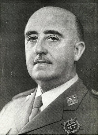 Fotografia de Francisco Franco, o líder do governo ditatorial espanhol que ficou conhecido como franquismo.