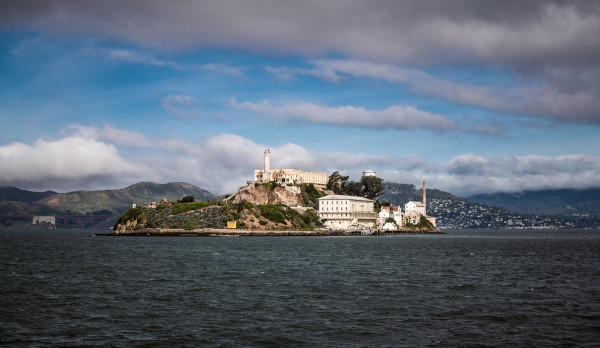 A Penitenciária Federal de Alcatraz fica localizada em uma ilha de mesmo nome, na cidade São Francisco, na Califórnia.