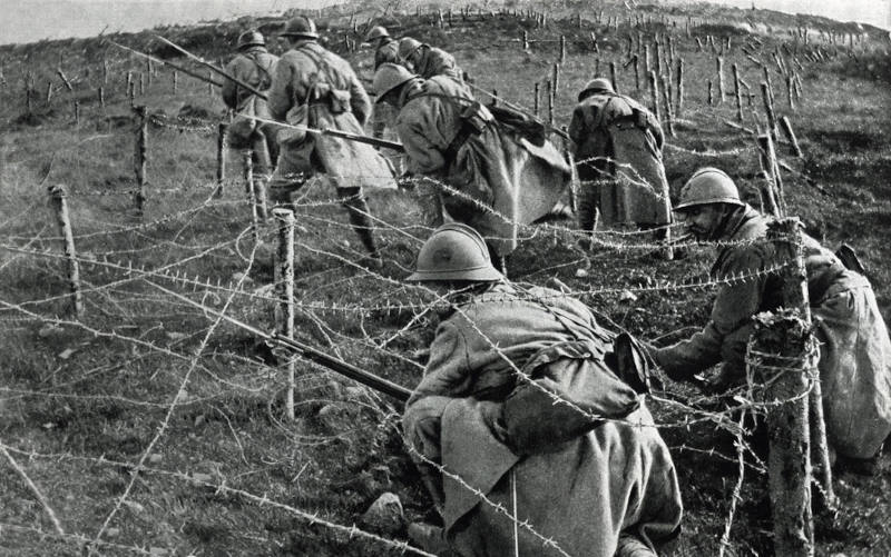 Soldados franceses em ataque Ã s trincheiras alemÃ£s na Batalha de Verdun, no contexto da Primeira Guerra Mundial.